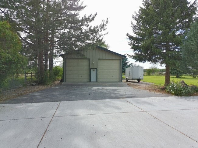 Building Photo - 5 Bedrooms | 2 Full Baths | 1 Acre | Shop