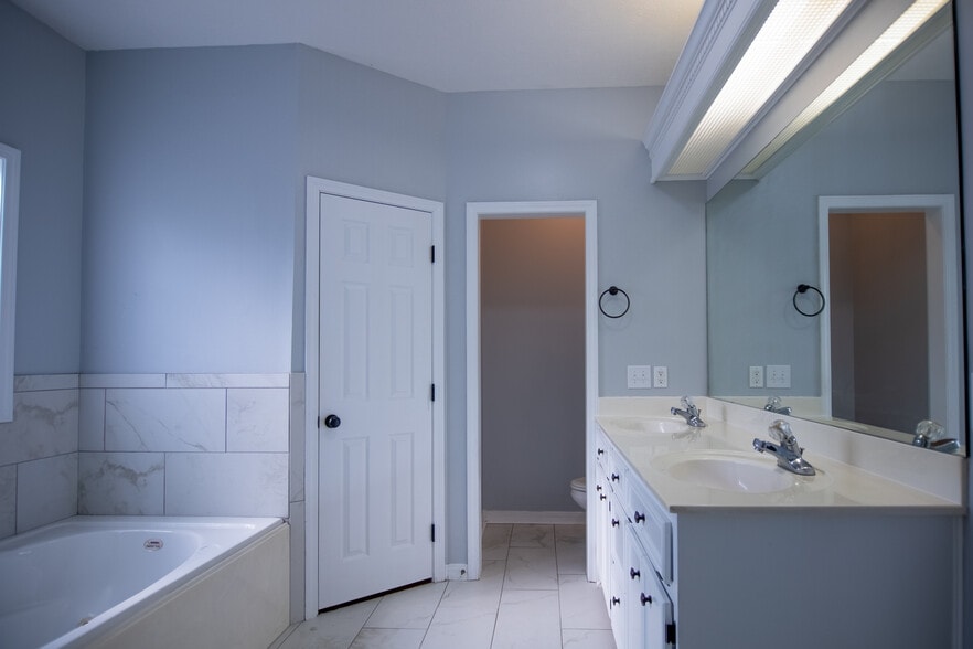 Master Bathroom - 106 Hanover Cove