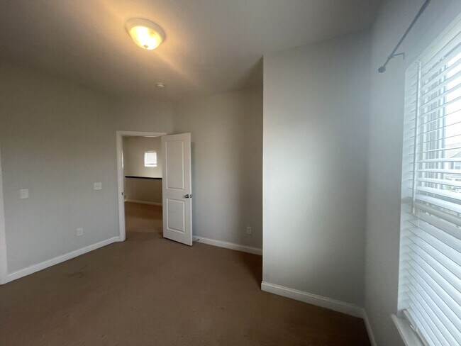Building Photo - 5597 Lantos Rd