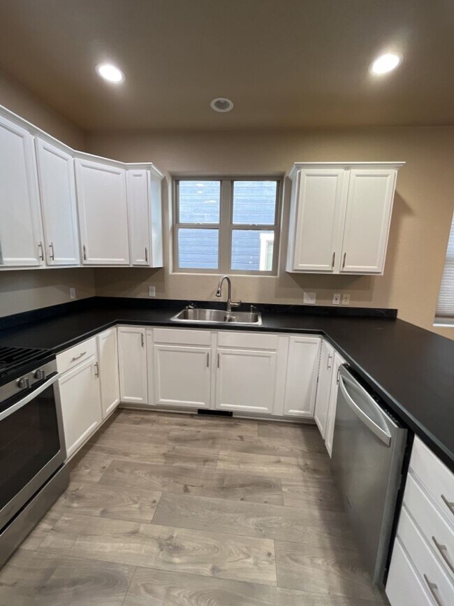 Building Photo - 44 Ranch 5 Bed, 3 Bath Home