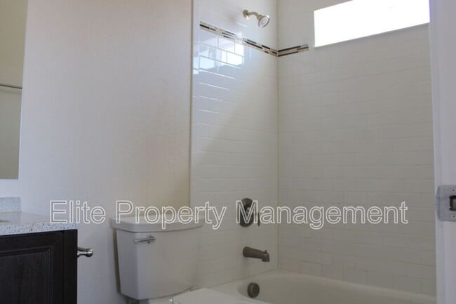 Building Photo - 318 W Coral Dr