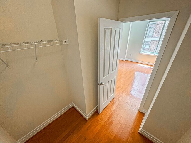 Building Photo - Luxurious 2 Bed 2 Bath Condo In Station Sq...