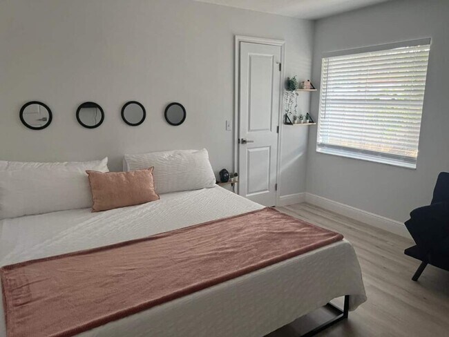 Building Photo - Chic Stylish Pool House newly renovated