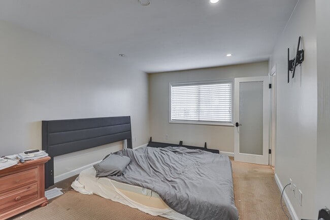 Building Photo - Taft GEM!