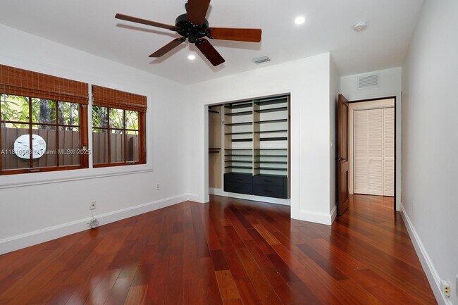 Building Photo - 2527 Inagua Ave