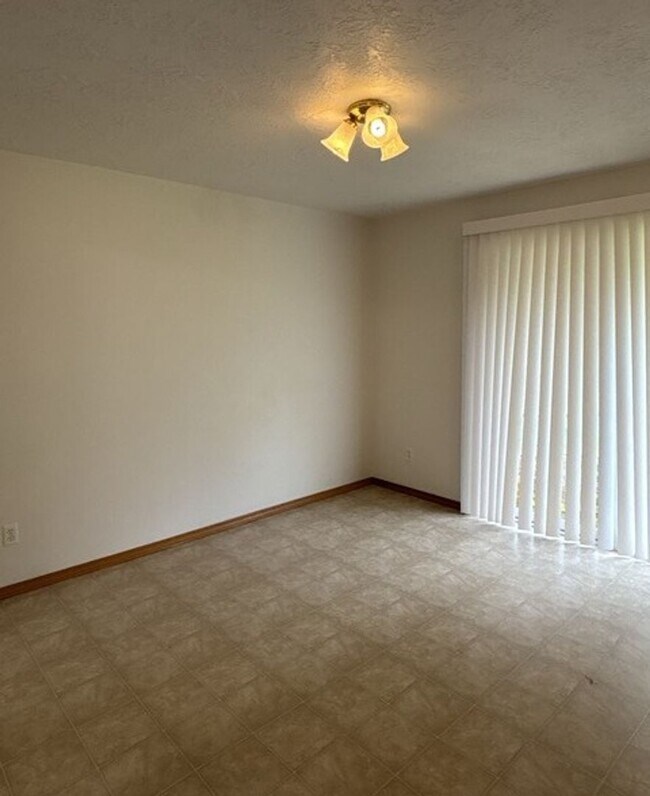 Building Photo - 3Bd/2Ba Single Story Home - Available to View!