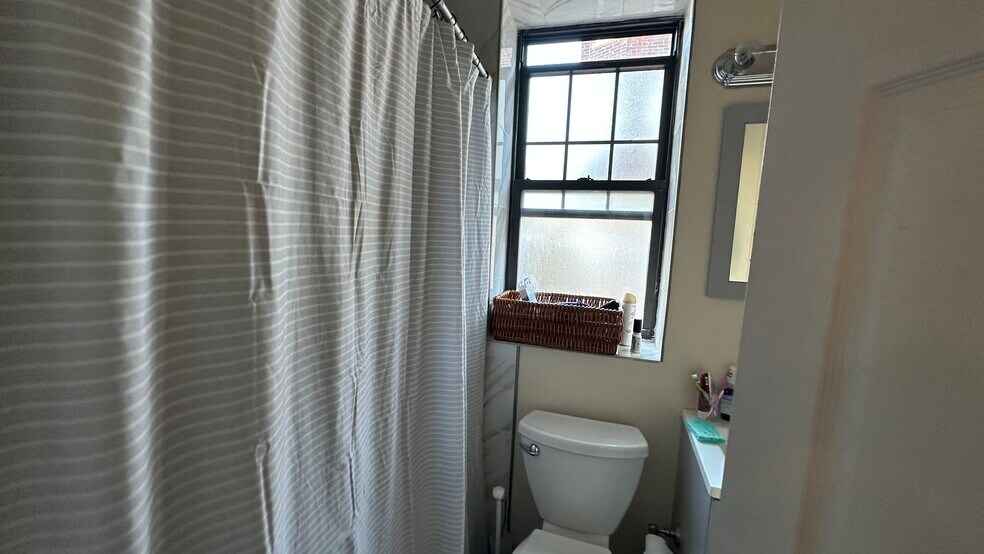 Building Photo - 70 Queensberry St