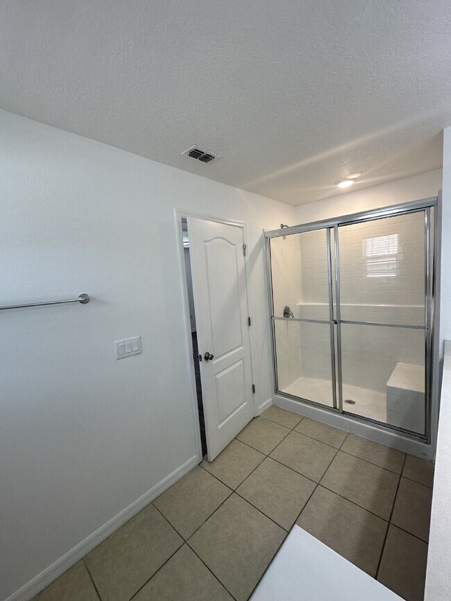 Building Photo - "Beautifully Maintained 3-Bed Townhouse with 2.5 Baths in Lakeland - Spacious 1,676 Sq. Ft.!"