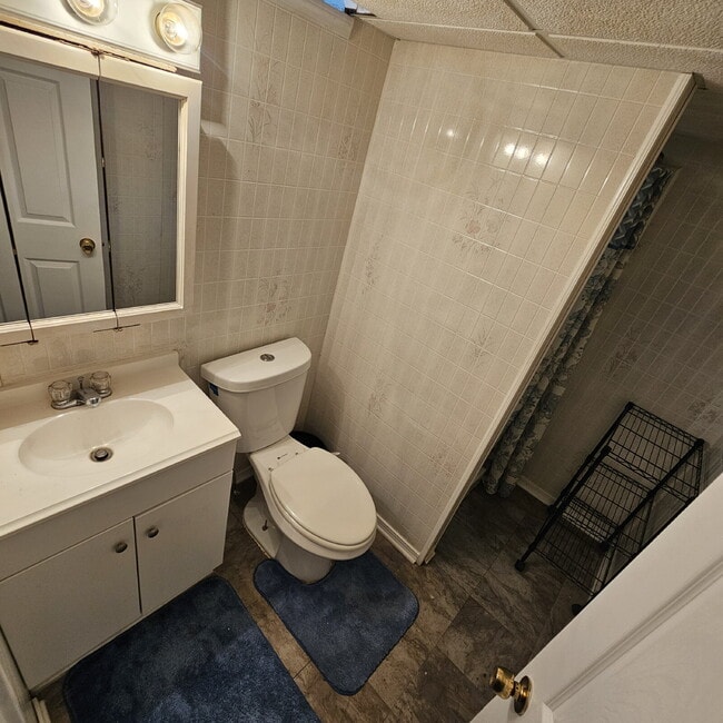 Building Photo - 3 Bedroom, 2 Bathroom, 2 Car Garage Brick ...
