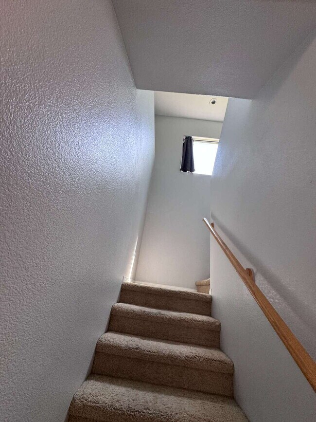 Building Photo - Centennial Hills 4-bedrooms with 2.5 bath