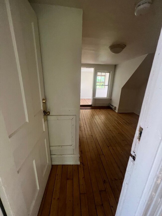Building Photo - 52 Hickok Pl