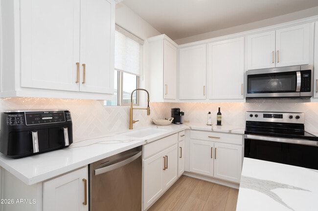 Building Photo - 2121 W Sonoran Desert Dr