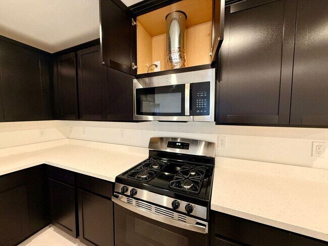 Building Photo - BRAND NEW 3 BED 2.5 BATH 2 BALCONY 2 CAR GARAGE TOWNHOUSE IN HENDERSON FOR RENT!!
