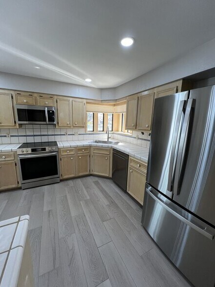 Building Photo - 121 E Jonquil Ave