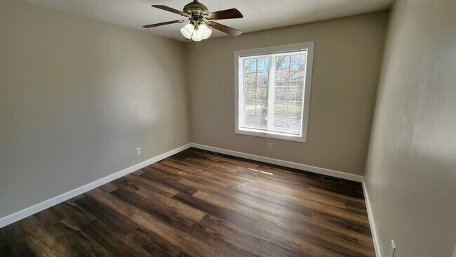 Building Photo - Lake Sherwood Executive 4BR, 3BTH home in Washburn Rural Schools!