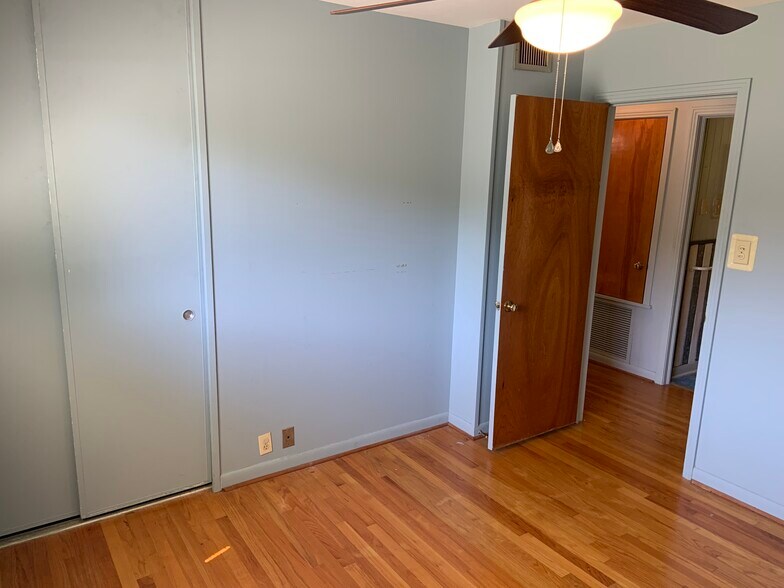 Building Photo - 56 Meadowlane Dr