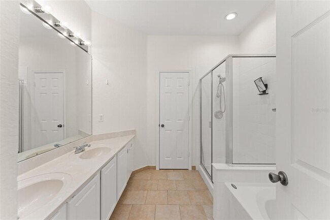 Building Photo - 8838 Abbotsbury Dr