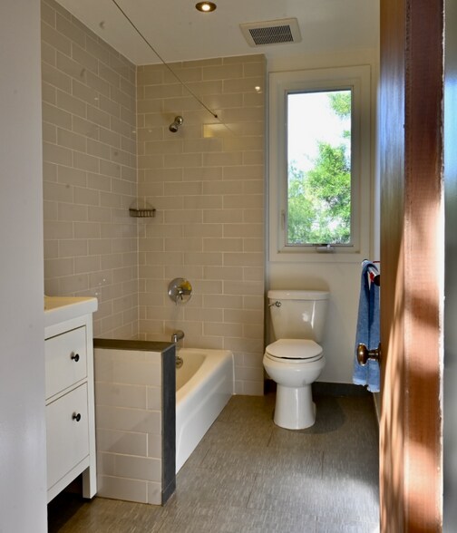 Building Photo - 966 Keeler Ave