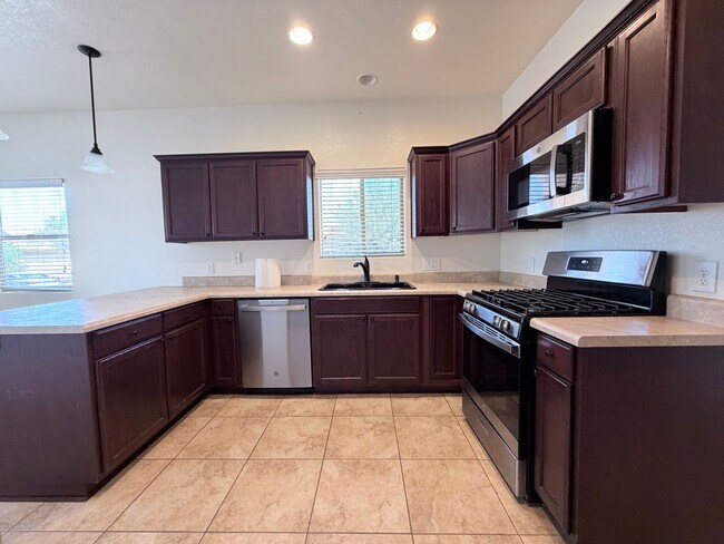 Building Photo - 3BR/2BA/2CG 1,401 sq.ft. rental with Community POOL in Sierra Vista, AZ