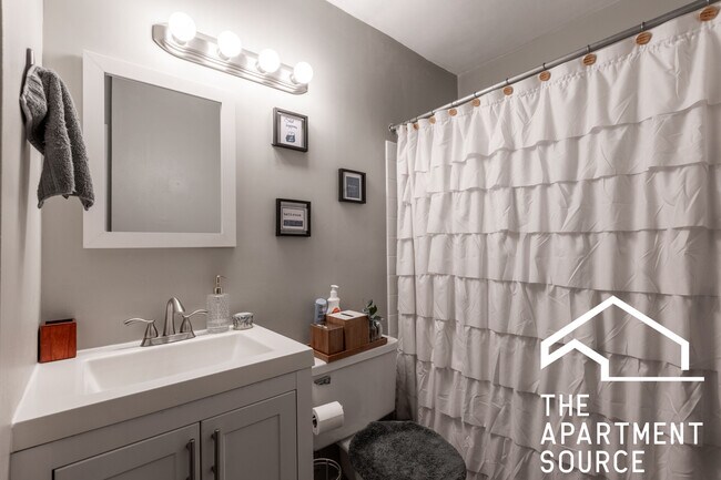 Building Photo - 607 W Wrightwood Ave