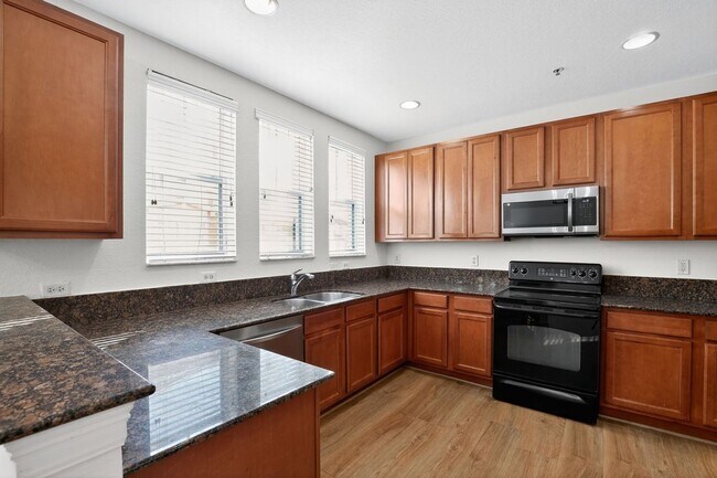 Building Photo - 4 Bedroom Townhome in West Palm Beach