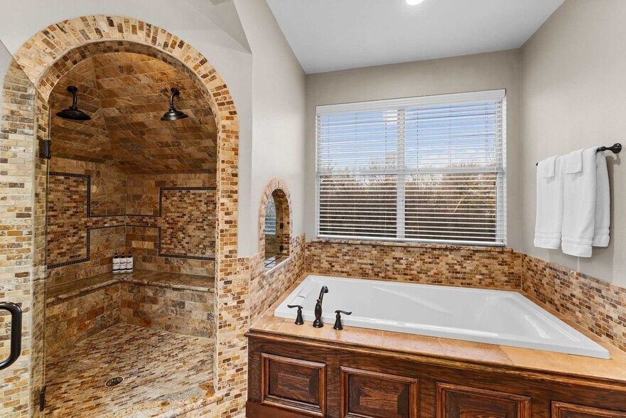 Building Photo - 200 Cove Dr