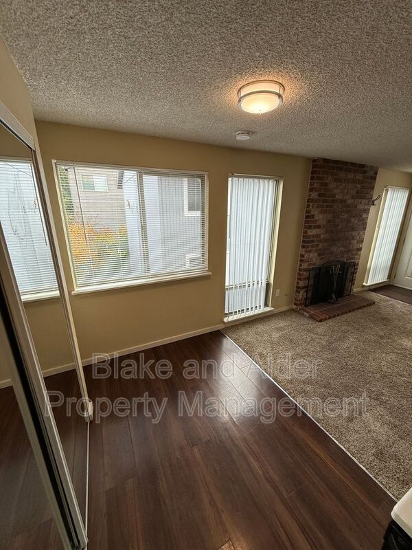 Building Photo - 4075 SE Holgate Blvd