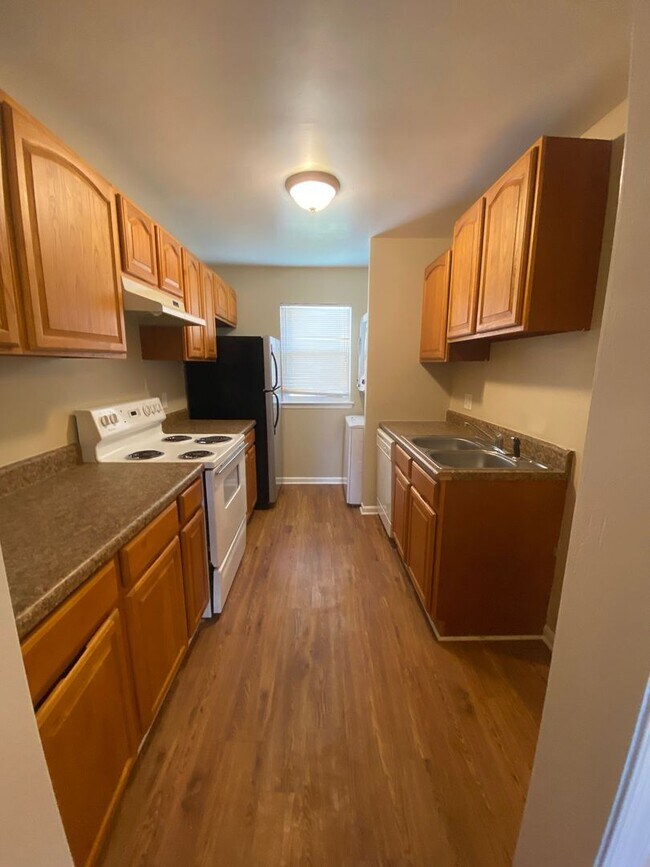 Building Photo - Spacious Townhouse with Fenced Backyard