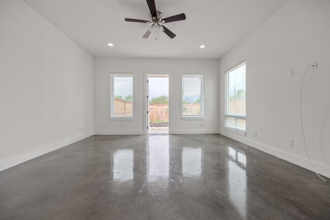 Building Photo - 215 San Salvador Ave