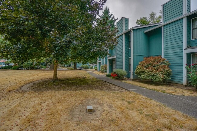 Building Photo - "First Month Half Off " Fanno Creek Condo - Lovely Condo in Heart of Tigard