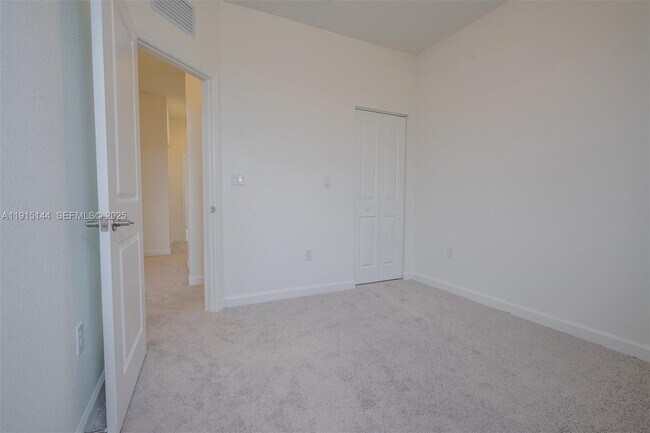 Building Photo - 2752 SE 26th Ave