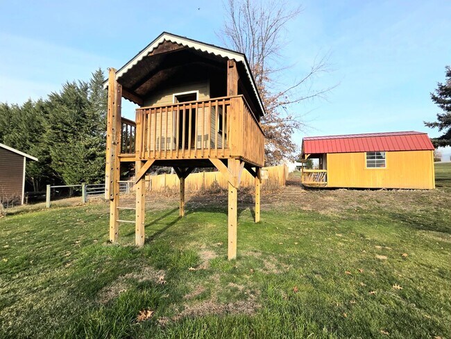 Building Photo - Grandiose Home on 1 Acre -- in East Wenatchee for Rent!!