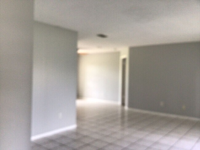 Building Photo - 1-Story Home.. 4 bedroom 2 bath home