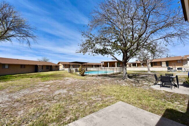 Building Photo - 710 W Cantu Rd