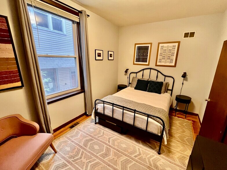 Building Photo - 906 N Oakley Blvd