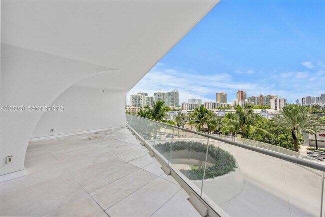 Building Photo - 16901 Collins Ave