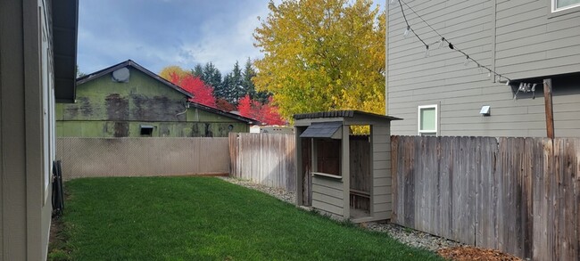 Building Photo - 108 SW Little Meadow Ln