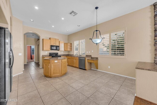 Building Photo - 875 W Aloe Pl