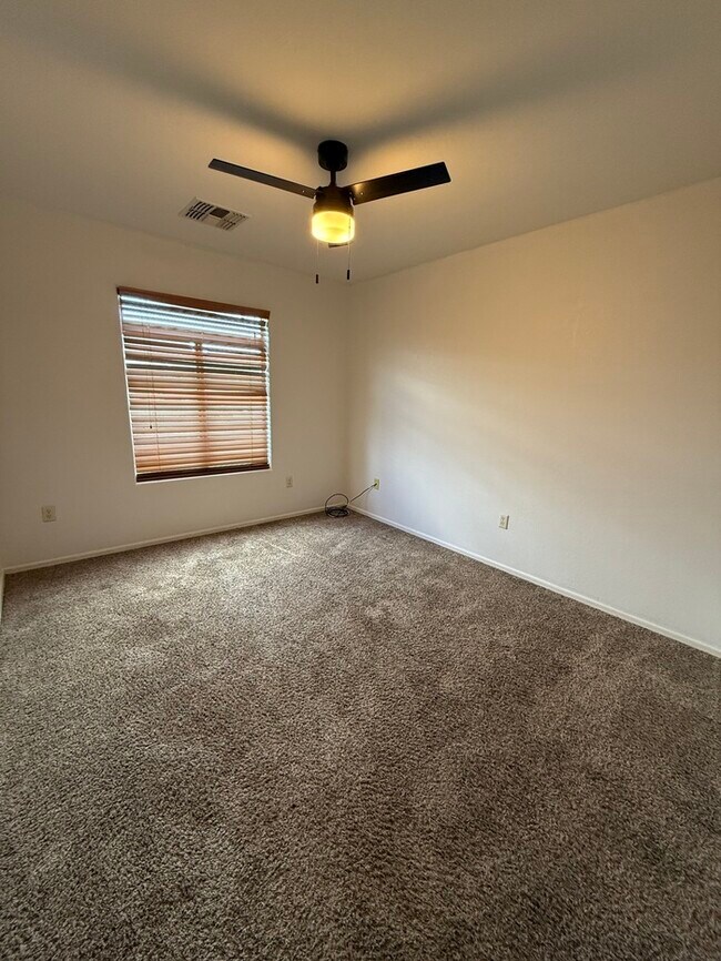 Building Photo - House For Rent