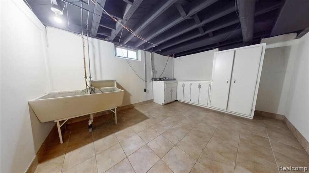 Building Photo - 3734 Buckingham Ave