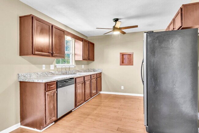 Building Photo - Amazing 3 bedroom 2 bathroom close to Fort...