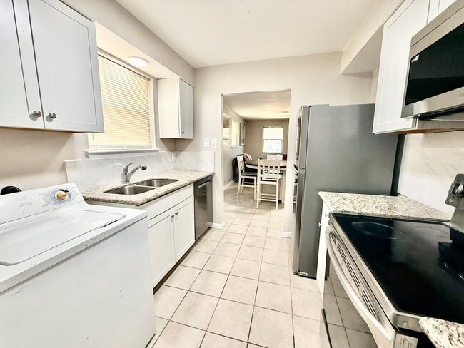 Building Photo - Fully Renovated & Furnished 3BR/2BA Duplex in Southgate – WiFi & Lawn Care Included