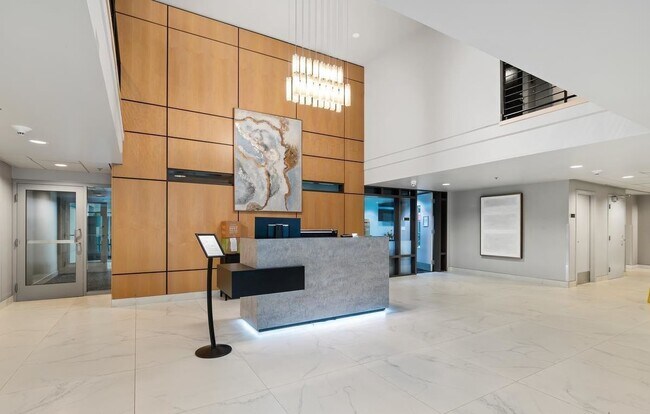 Building Photo - 425 W Beech St