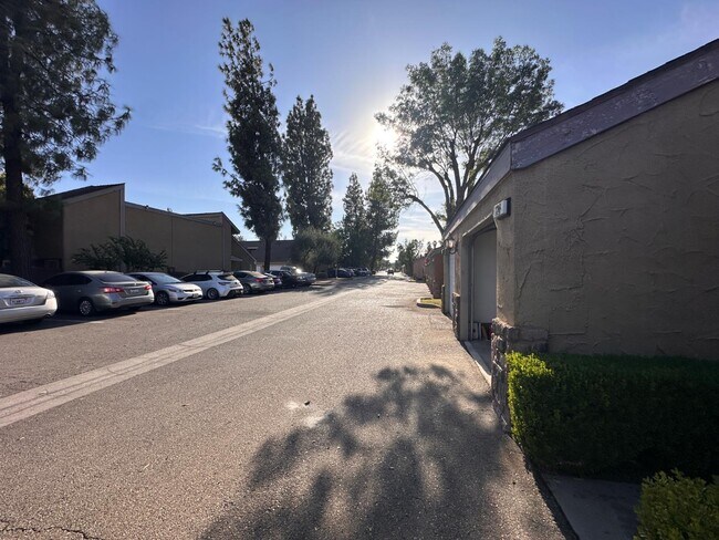 Building Photo - 7178 N Fruit Ave