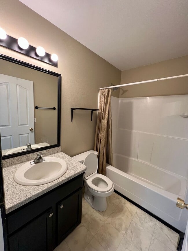 Building Photo - Spacious 3BR/2.5BA Fairbanks Home – Garage...