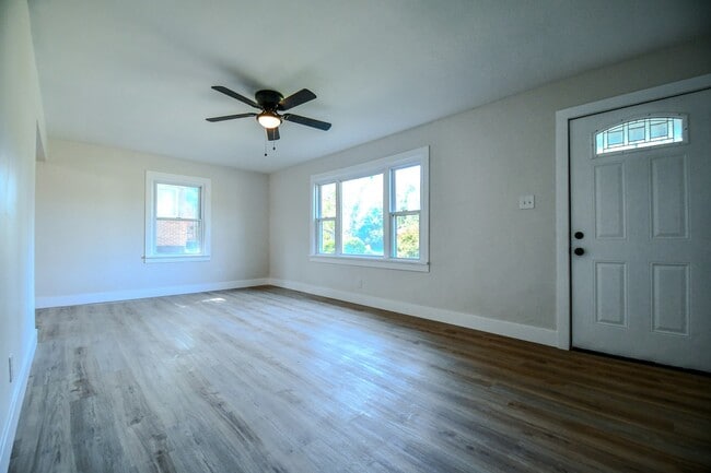 Building Photo - 4126 Sylvan Dr