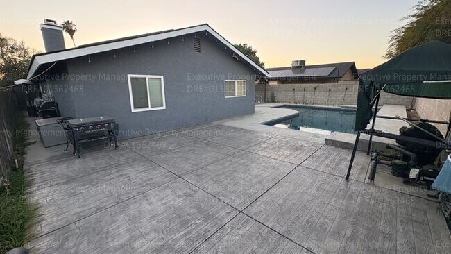 Building Photo - 3 bedroom 2 bathroom home with pool and near shopping centers.
