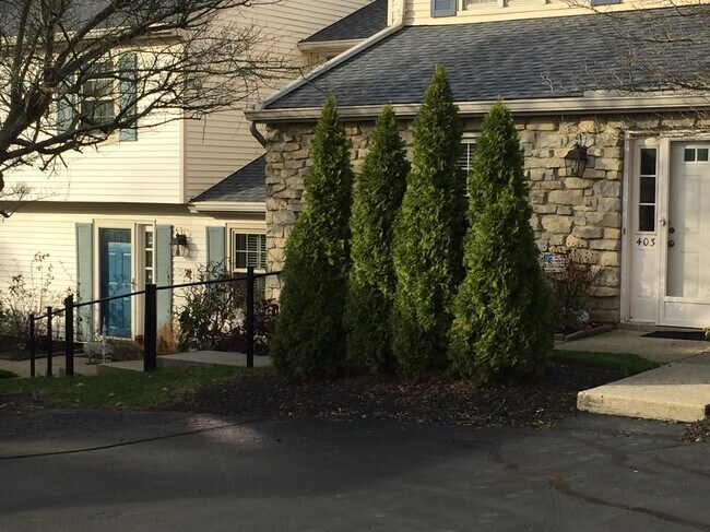 Front entry - 401 Shakerdale Rd