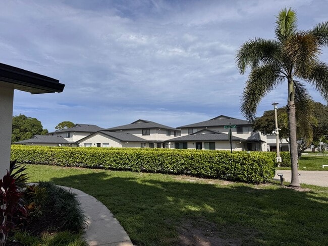 Building Photo - Pet-friendly 2 Bedroom 1 Bath - Easy and L...