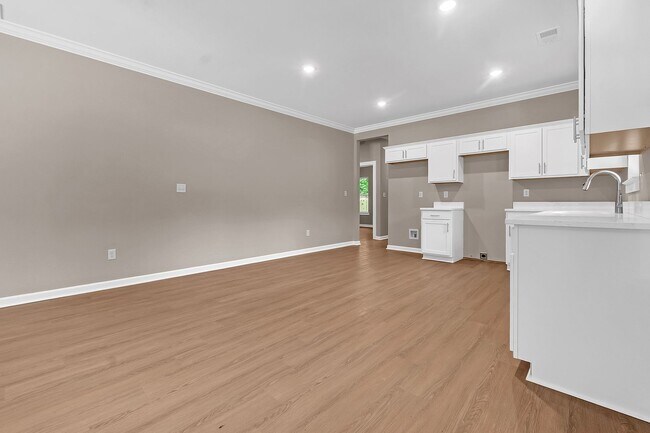 Building Photo - 557 Lundee St